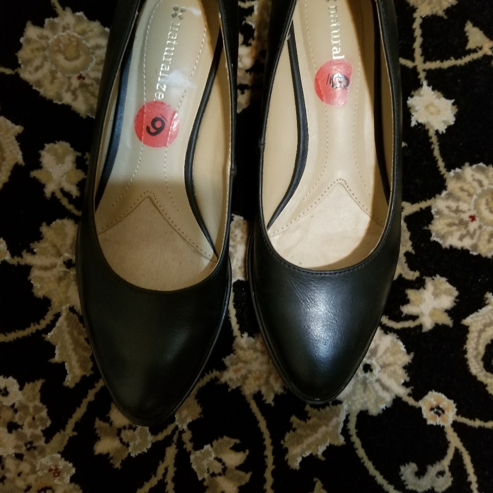 Naturalizer Black flat shoe